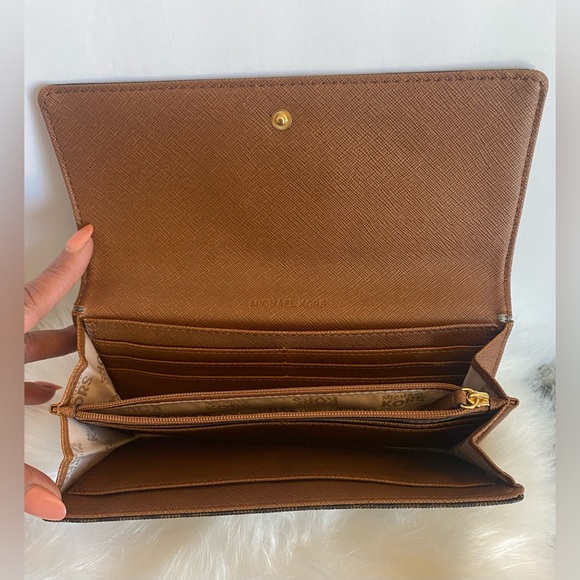 ⭐️ Authentic MICHAEL Micheal Kors Monogram Leather Wallet. - Picture 7 of 7